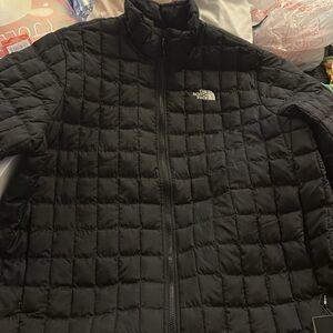The North Face woman’s Black Puffer Jacket insulated